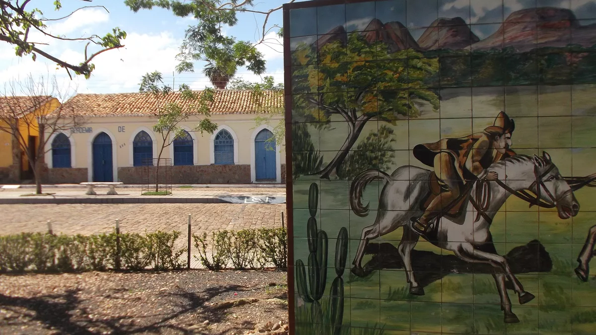 Praça Bona Primo em Campo Maior, Piauí, mostra parte do monumento ao vaqueiro de 1968 e ao fundo a histórica Academia de Letras.